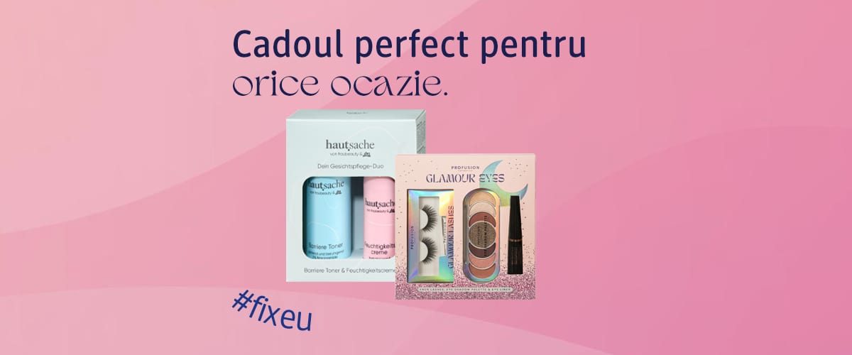 Cadou cosmetic cu set de îngrijire facială și trusă machiaj pentru ochi pe fundal roz