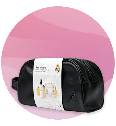 Neceser negru de toaletă cu etichetă albă și sticlă parfum pe fundal roz