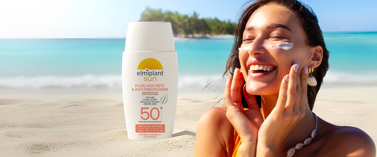 Protecție solară SPF 50+ pe plajă cu sticlă de cremă în primplan și femeie zâmbitoare pe fundal