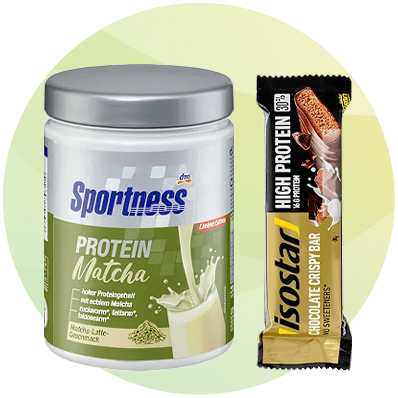 Recipient cu pudră proteină Matcha și baton proteic Isostar așezate pe fundal deschis
