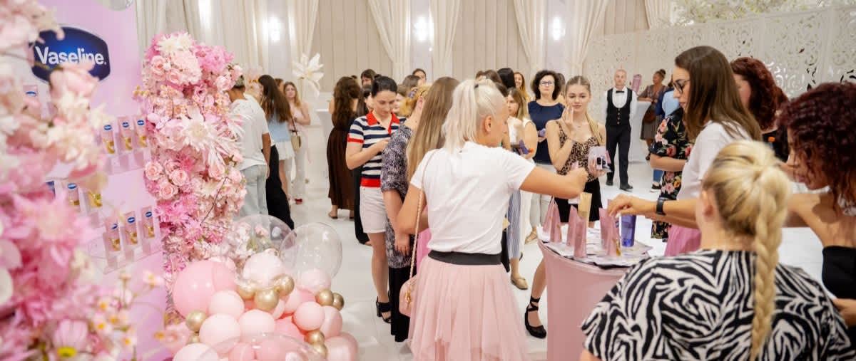 Eveniment de lansare Vaseline cu persoane la standuri și decorațiuni roz