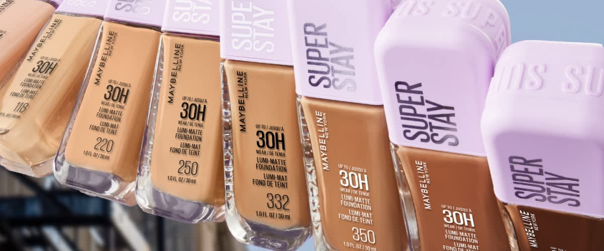 Mai multe flacoane de fond de ten Maybelline Super Stay aliniate oblic, cu capace mov deschis și inscripția SUPER STAY, nuanțele vizibile numerotate 220, 250, 332, 350 și textul 30H pe etichete