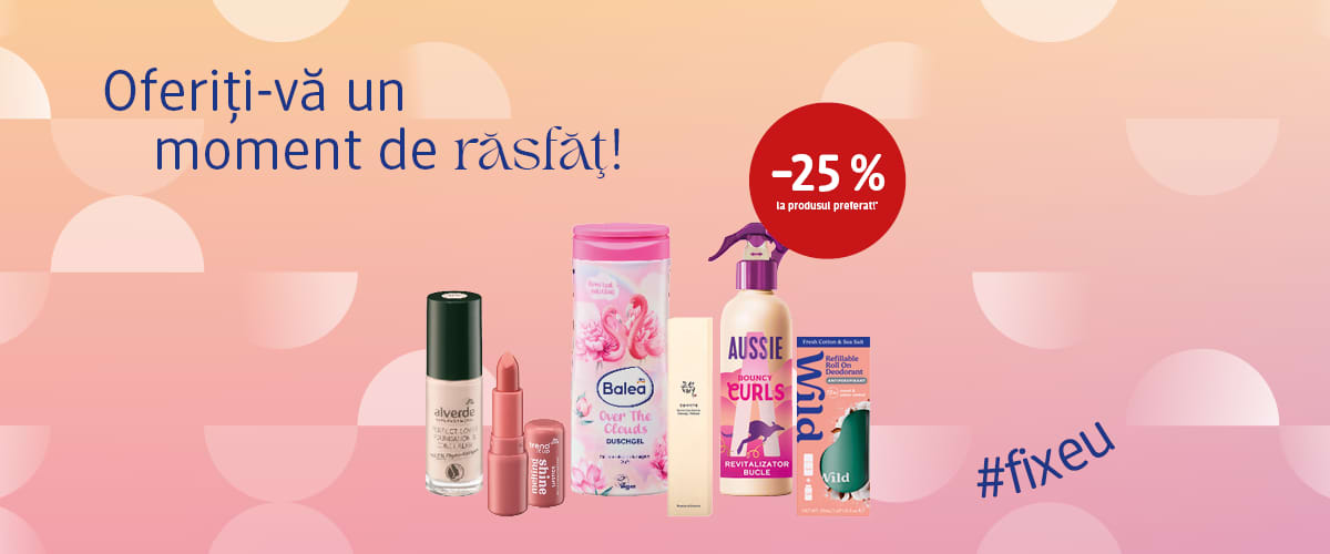 Fundal roz-coral degradat cu cercuri albe difuze; de la stânga la dreapta sunt afișate produse cosmetice aliniate: un fond de ten beige, un ruj roz-caramiziu, un pachet roz de șervețele Balea, un tub alb subțire, un recipient spray violet Aussie Curls, un pachet albastru-bej și o cutie verde; sus în stânga textul „Oferiți-vă un moment de răsfăț!” și în dreapta un bulă roșie cu „-25%” și hashtagul „#fixeu”
