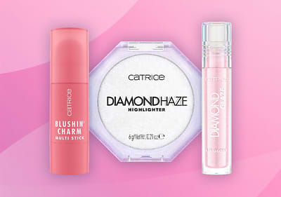 Produse de machiaj Catrice: blush stick, highlighter și gloss pe fundal roz