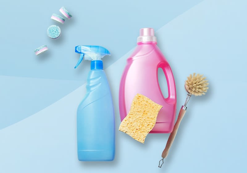 Produse de curățenie: sticlă spray, detergent, burete, perie și tablete.