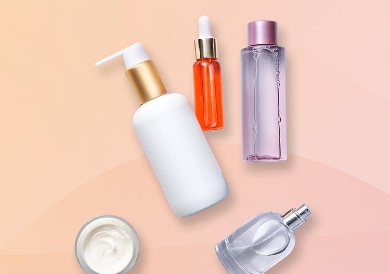 Produse cosmetice pe fundal roz