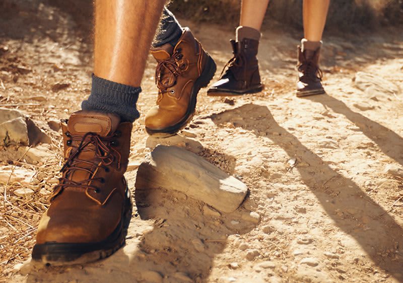 Picioarele a doi oameni care fac drumeții