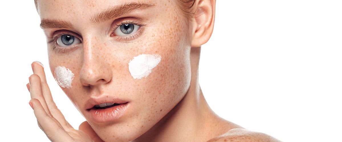 Creme care îngrijesc tenul uscat – dar și tenul mixt sau gras au nevoie de hidratare și îngrijire.