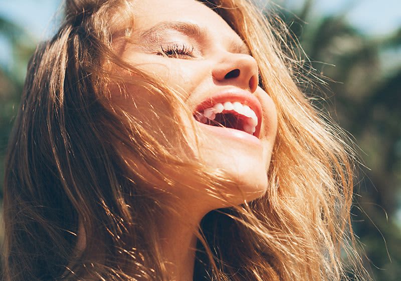 Femeie care privește spre soare 