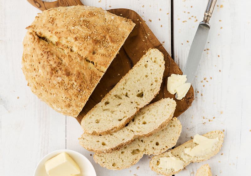 Rețeta clasică, aparținând bucătăriei irlandeze se numește pâine cu bicarbonat de sodiu.