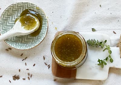 Sirop de tuse cu miere și plante medicinale făcut în casă.