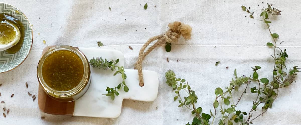 Sirop de tuse cu miere și plante medicinale făcut în casă.