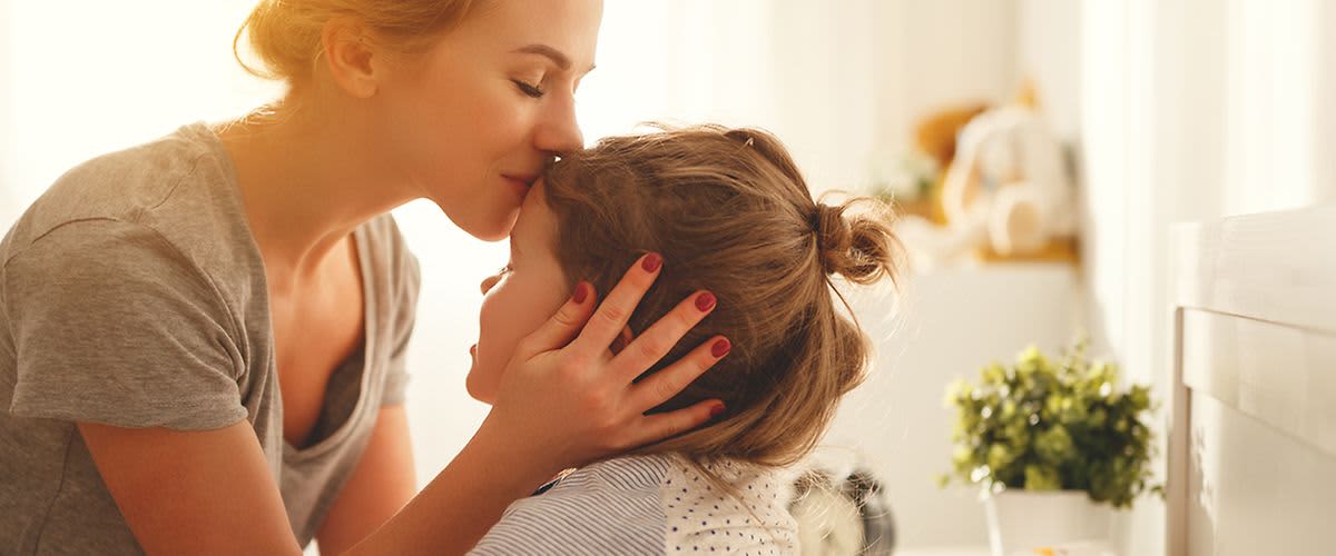 Mama sărută copilul