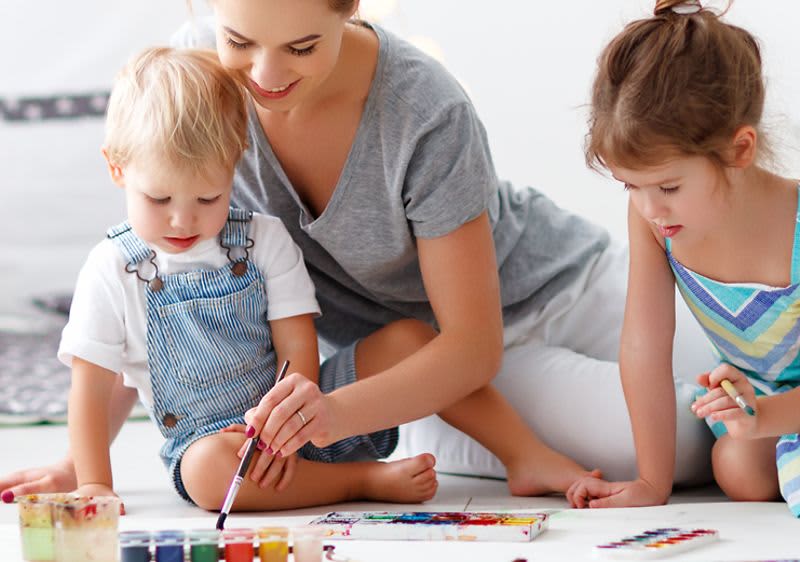 Mama pictează alături de copiii ei