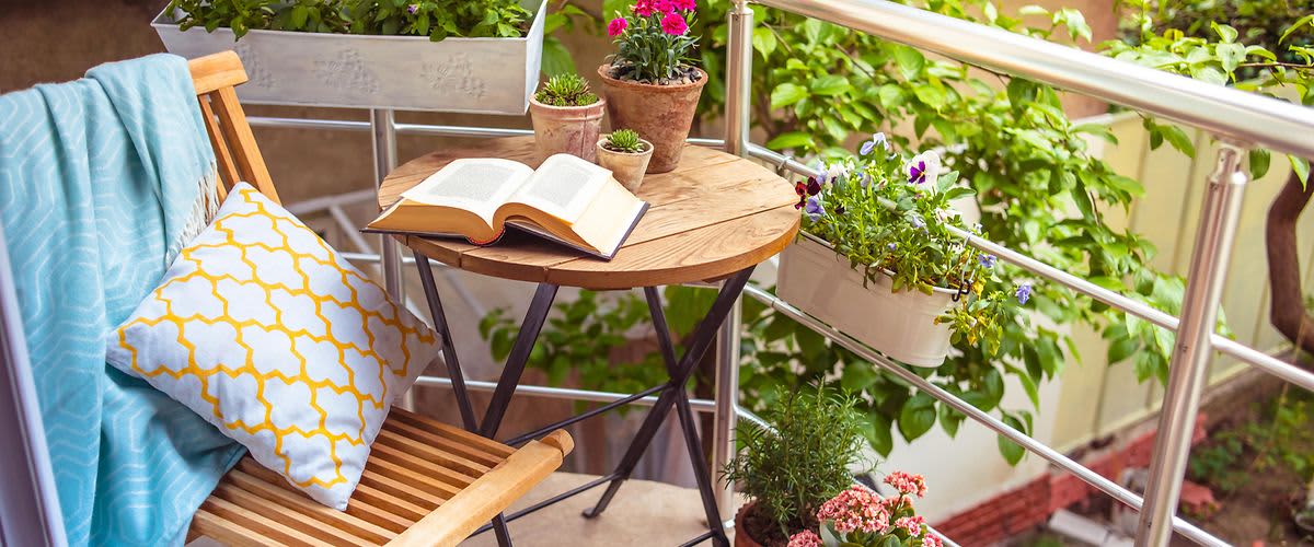 Balconul este aranjat ca pentru vacanță.