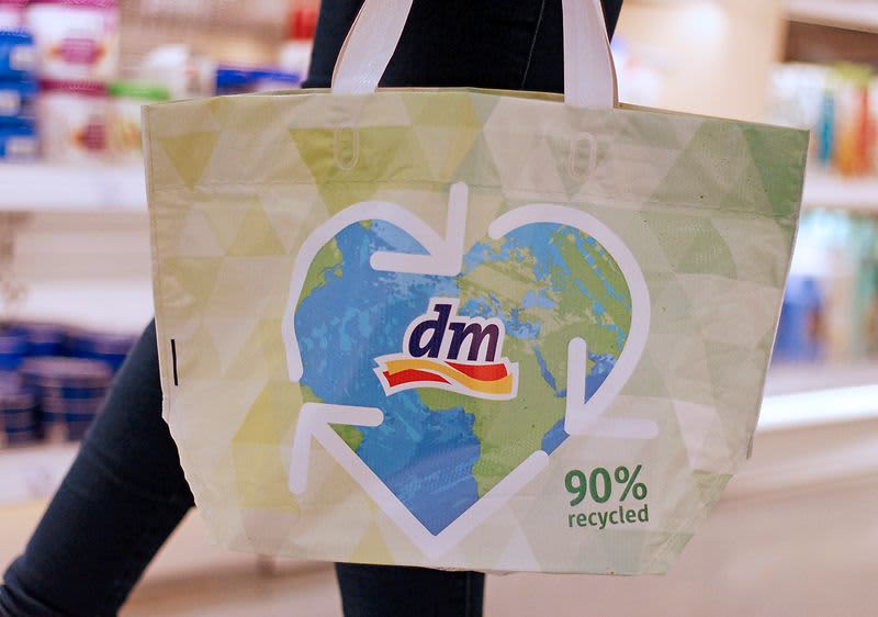 Doamnă cu sacoșă sustenabilă de cumpărături