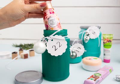 Calendar Advent DIY realizat din borcane cu filet