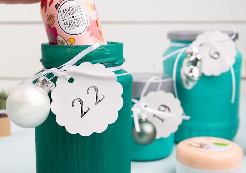 Calendar Advent DIY realizat din borcane cu filet