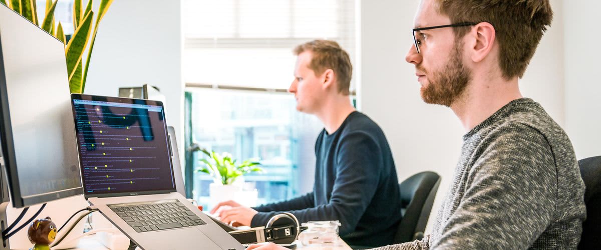 dm angajații de servicii pentru clienți răspunde la e-mail-uri.