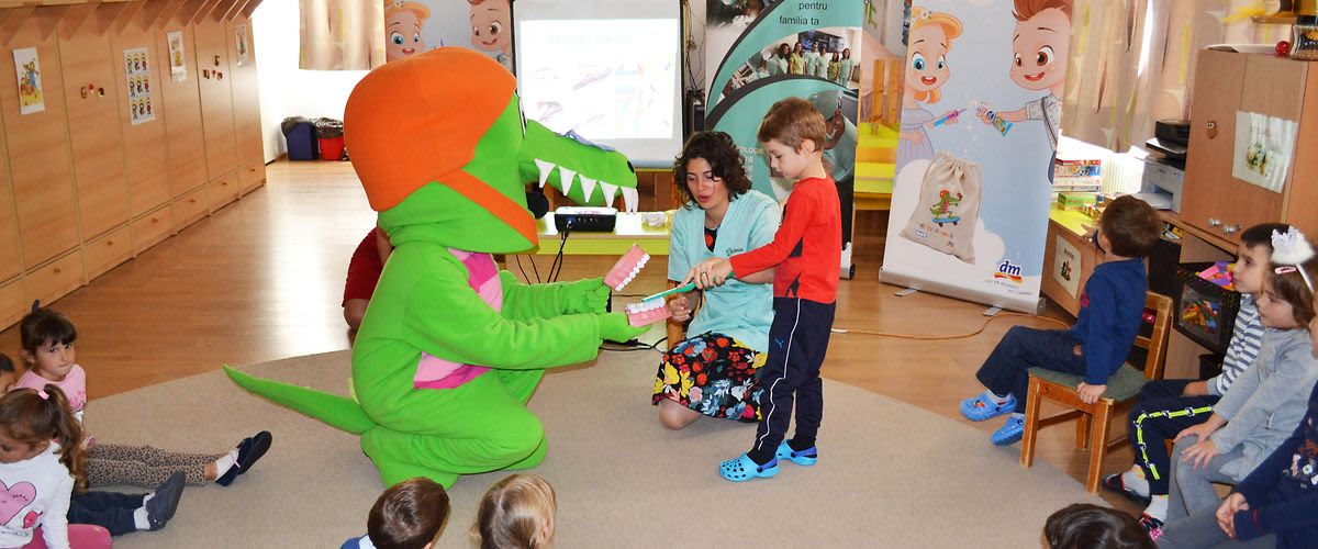 Crocodințilă îi învață pe copii importanța igienei orale.