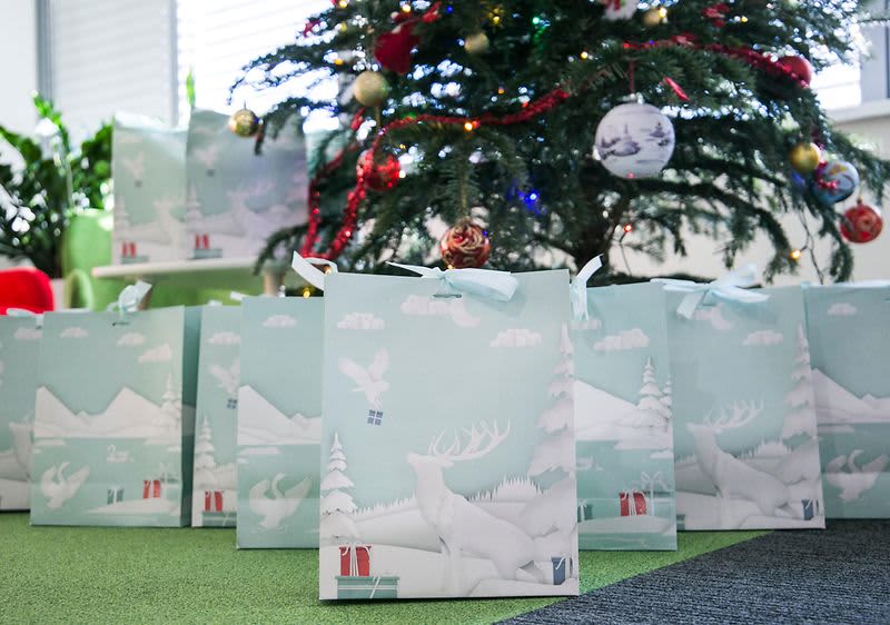 Peste 1.000 de copii se bucură de pachetele surpriză, pregătite special pentru ei, de către echipa dm drogerie markt.