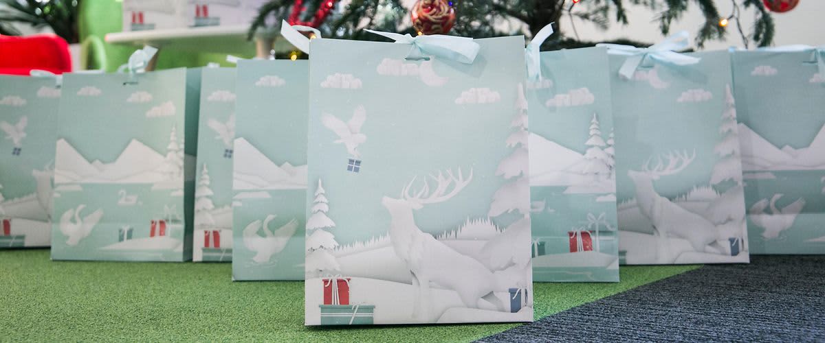 Peste 1.000 de copii se bucură de pachetele surpriză, pregătite special pentru ei, de către echipa dm drogerie markt.