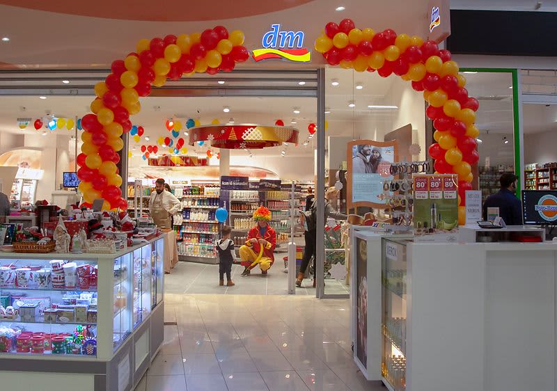 dm drogerie markt deschide magazinul cu numărul 100 în România