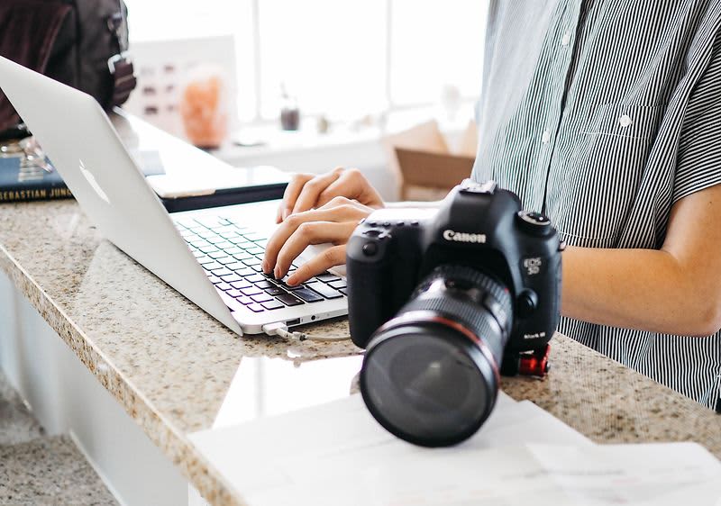 Fotografii din presă, despre companie