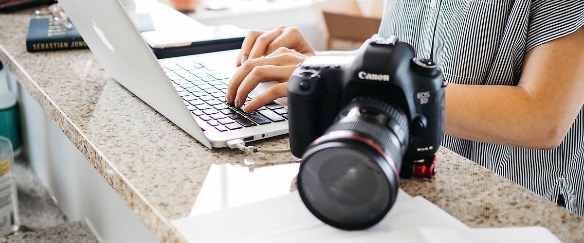 Fotografii din presă, despre companie