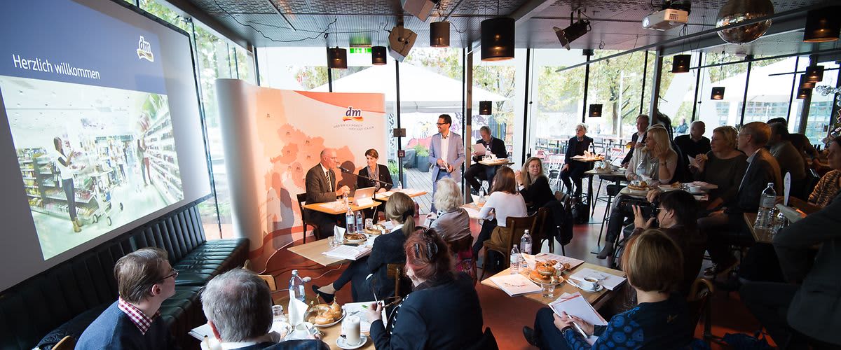 O conferință într-o sală cu participanți și prezentatori