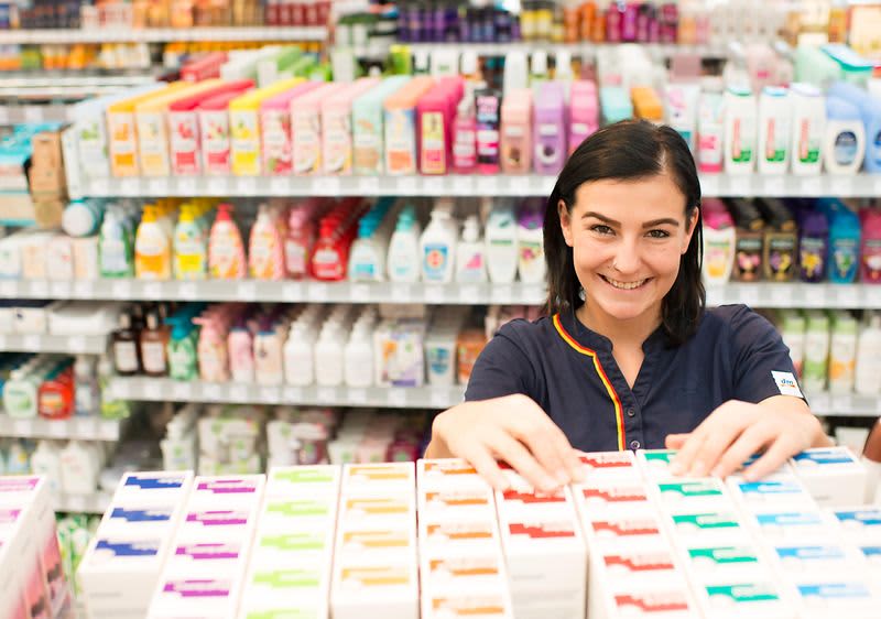 Membrii personalului dm întâmpină un client în salonul studioului de cosmetică păr.