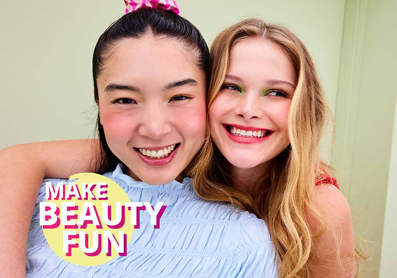 Două femei îmbrățișate cu text Make Beauty Fun