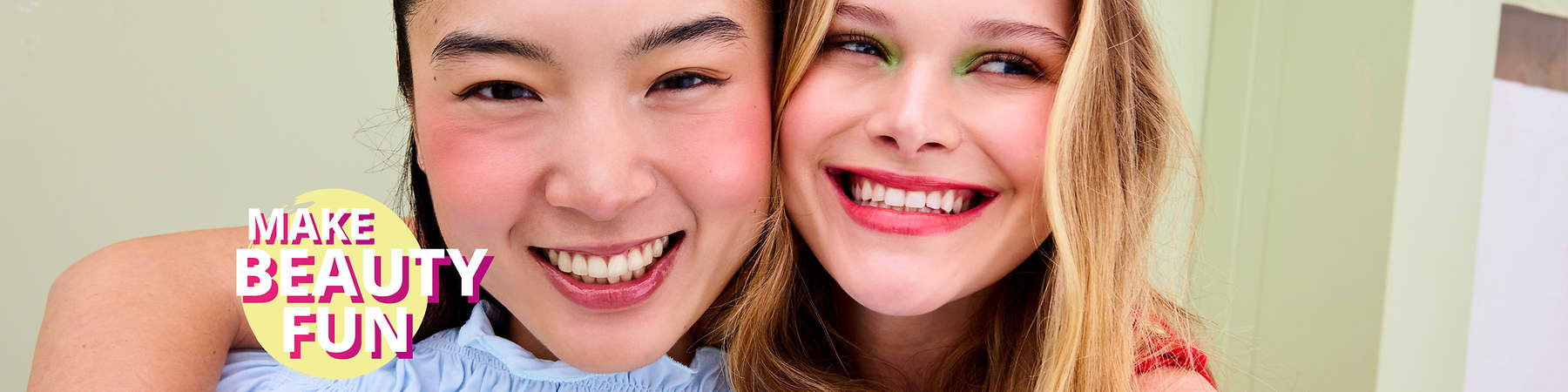 Două femei îmbrățișate cu text Make Beauty Fun