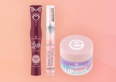 Produse cosmetice Essence: mascara, gel sprâncene și mască de buze pe fundal roz