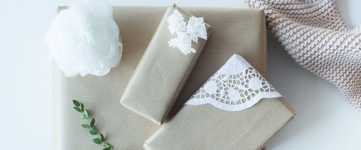 Geschenke mit Backutensilien (Backpapier, Tortenspitzen, Muffinformen) verpackt