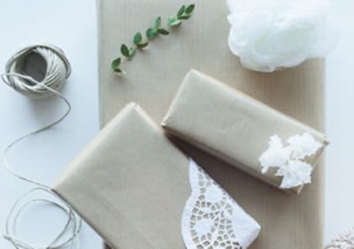 Kreativ verpackte Geschenke mit Backutensilien