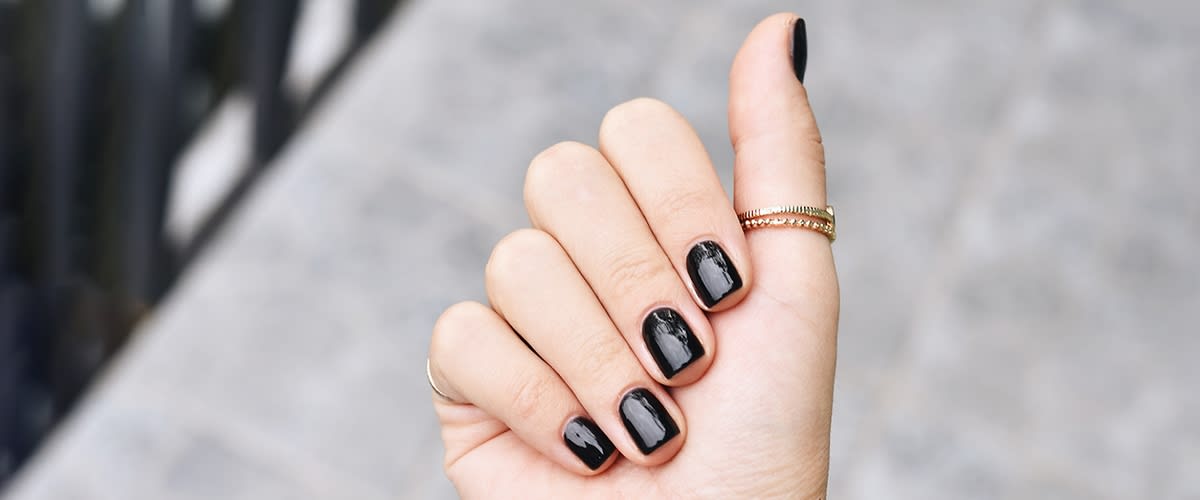 Unghii negre cu stil