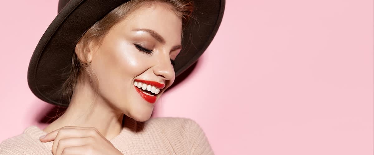 Femeie cu machiaj strălucitor