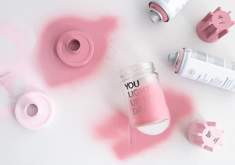 Colorați borcanele cu spray acrilic 