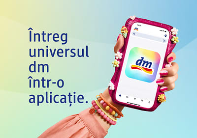 Aplicație dm afișată pe telefon ținut de mână cu brățări colorate