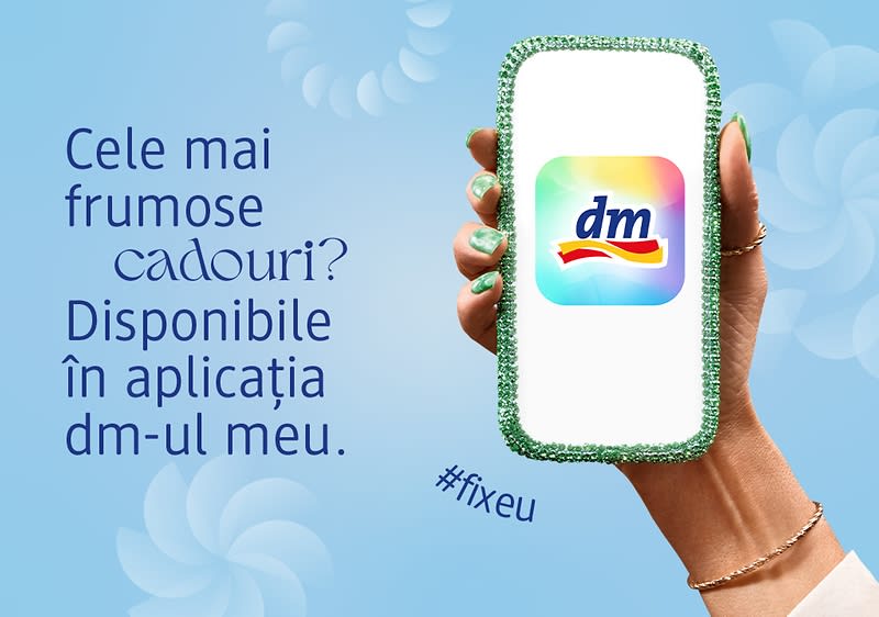 Mână cu unghii verzi și bijuterii pe fundal albastru