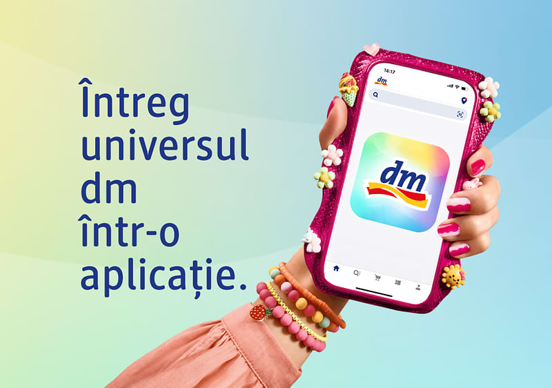 Aplicație dm afișată pe telefon ținut de mână cu brățări colorate