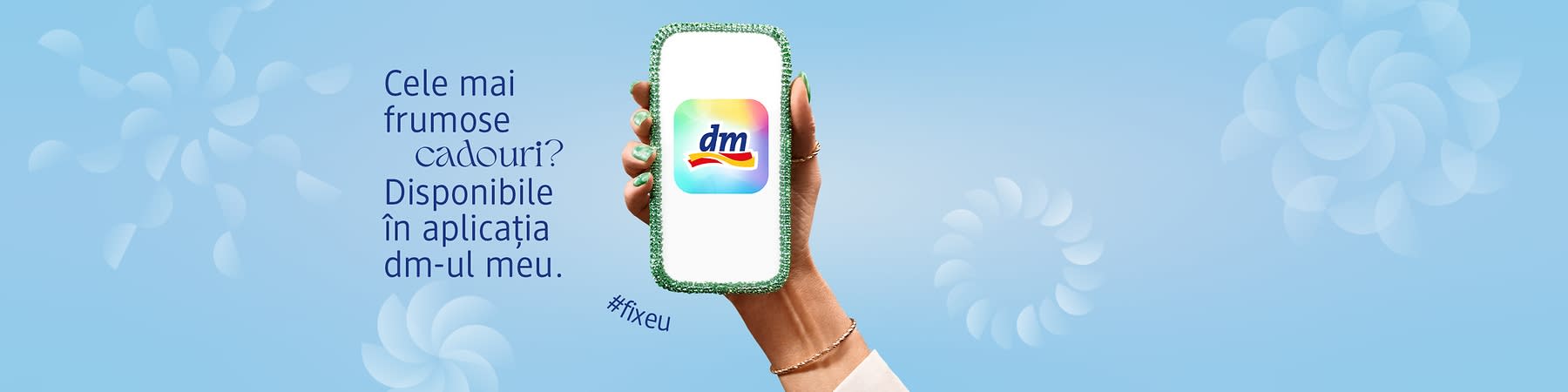 Mână cu unghii verzi și bijuterii pe fundal albastru