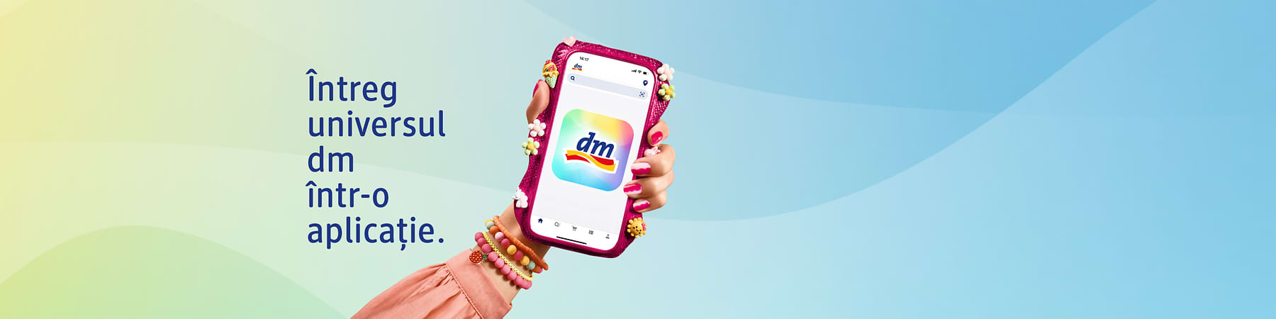 Aplicație dm afișată pe telefon ținut de mână cu brățări colorate