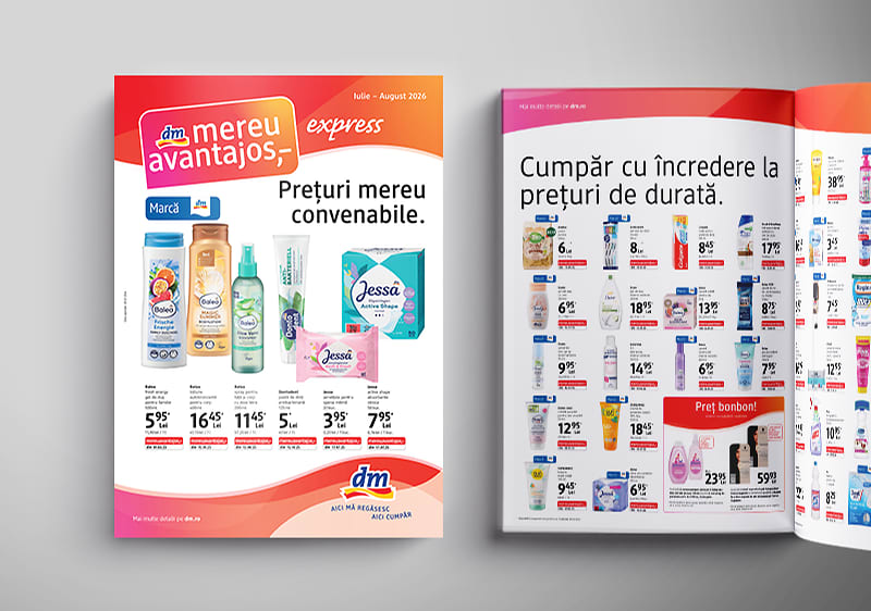 Reduceri dm cu pagină de catalog deschisă și produse de curățenie afișate pe copertă