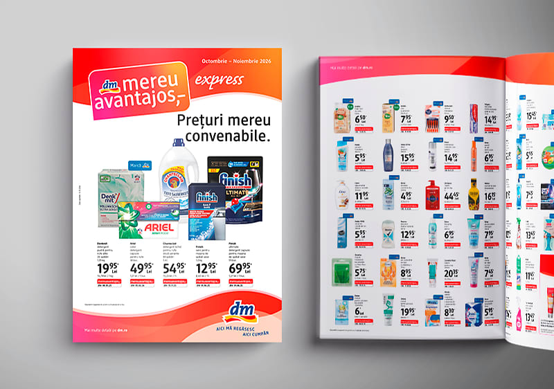 Catalog deschis de supermarket cu pagină de copertă în stânga având siglă „dm mereu avantajos” pe fundal roșu și titlul „Prețuri mereu convenabile” și imagini ale produselor de detergenți (Ariel, Finish, detergent lichid), prețuri afișate sub ele, iar în dreapta pagini interioare cu multiple produse cosmetice și de uz casnic afișate în grilă cu prețuri și etichete promoționale