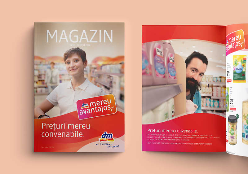 Catalog magazin deschis cu copertă și pagină interioară cu angajați în raion și oferte