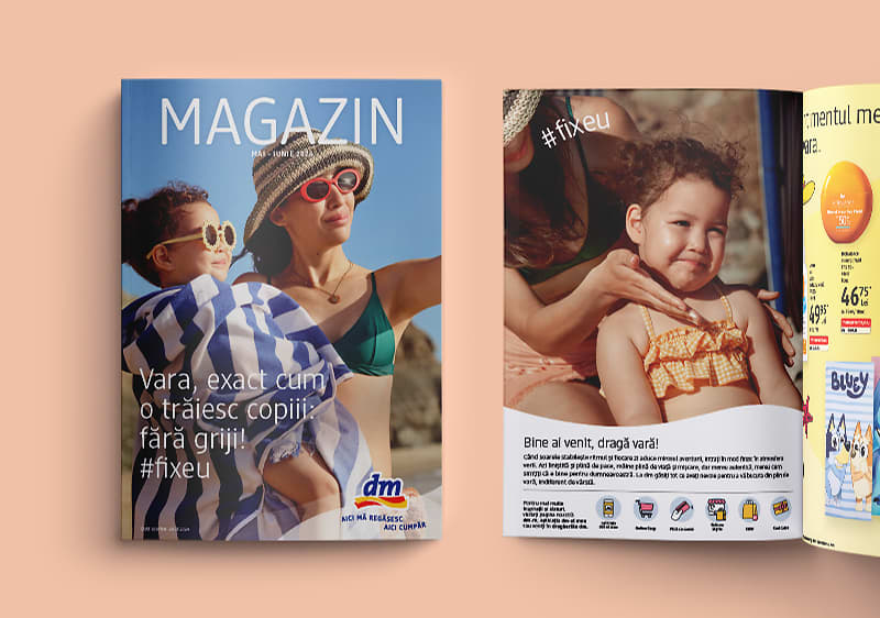 Copertă de magazin cu mamă și copil la plajă și pagină deschisă cu imagini de vară