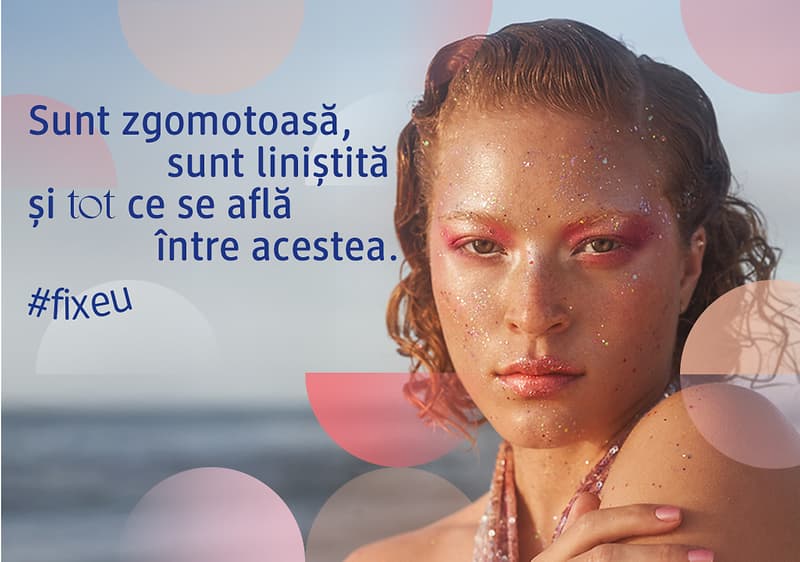 O persoană cu părul ondulat pe plajă, text motivațional și hashtag.