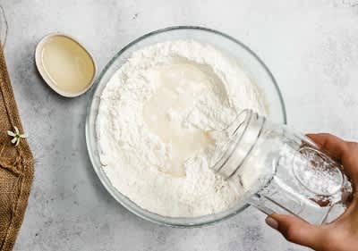 Se amestecă ingredientele pentru aluat